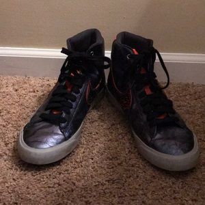 Men’s Nike mid top shoes